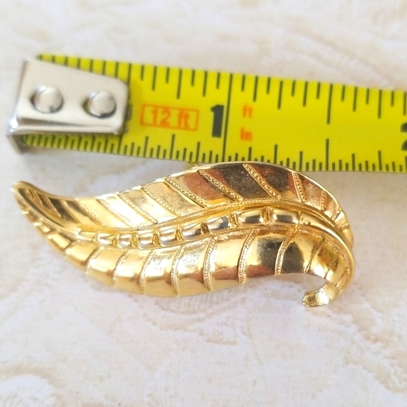 Vintage SARAH COVENTRY Gold Tone Leaf Earrings - Picture 7 of 8